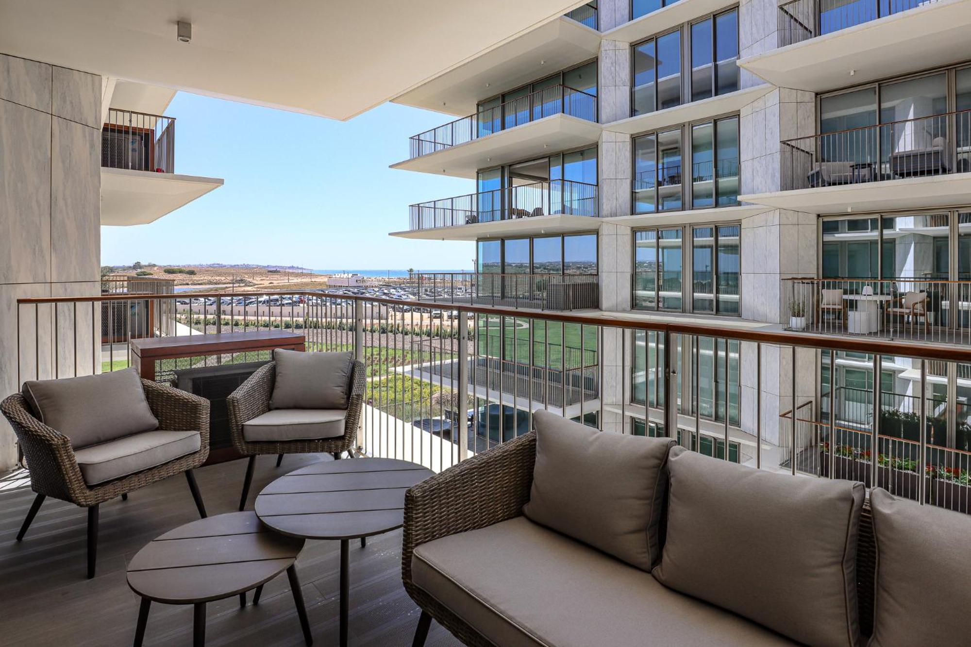 Cond Bayline - Breeze Wellness & Living - Bacalhau - By Bedzy Armacao de Pera